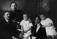 Иустин Ильич Коляго, Евдокия Антоновна Жук, Давид Иванович Жук, их дочери Мария и Клавдия Жук