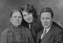 Карл Карлович Пютт, его жена Евгения Фердинандовна и тёща Прасковья Ивановна Листак