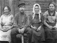 Соломон Иванович Фимберг с женой (сидят в центре)