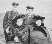 Валериан Дмитриевич Данчич (справа во втором ряду) с женой и друзьями