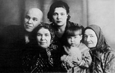 Иван Сергеевич Дерюгин, его мама, жена Ксения Михайловна, дочь Тамара и тёща Александра Сидоровна.