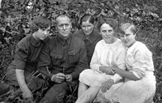 Рудольф Рудольфович Апсит с женой Анной (в центре), сестрой Эрной (вторая справа), дочерьми Евгенией (слева) Людмилой (справа).