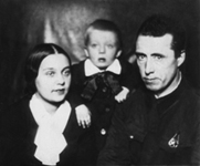 Василий Иванович Бене, его жена Лидия Константиновна и сын Виктор. 1937 г.