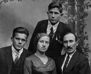 Исидор Францевич Серафимович (справа) и его дети: Георгий, Елена, Валентин. Ленинград, 1932 г.