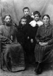 Священник Павел Яковлевич Яковлев, его жена Пелагея Васильевна и их дети Михаил, Георгий, Мария
