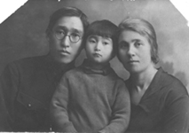 Даниил Фёдорович Лихану (Лихону), его жена Александра Алексеевна и дочь Эвелина