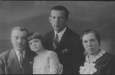 Иосиф Витольдович Песляк (стоит), его отец Витольд Станиславович, племянница Элеонора и мать Мария Брониславовна. 1936 г