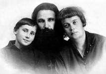 Михаил Семёнович Яворский, его жена Вера Философовна Орнатская и дочь Вера. Соловки, 1925 г.