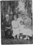 Юлий Иванович Санжи, его жена Луиза Владимировна, дети Константин и Ирина и родители жены. Ленинград, 1926 г.