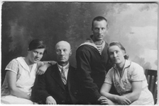 Семья Перттиля: Сиркка, Вольфрид Матвеевич, Мауно и Августа Генриховна. 1932 г