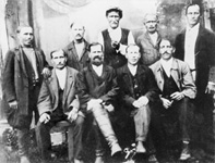 Иван Матвеевич Кяхяри (стоит второй слева) с братьями Тонти в группе ссыльных.