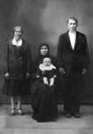 Павел Яковлевич Редькин, его жена Евдокия Михайловна, мать Татьяна Григорьевна и сын Николай