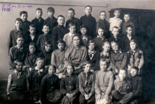 Подруги Тоня Путнис и Айна Рястас с одноклассниками. 1935 г. 
