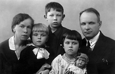 Иван Владимирович Аннарауд, его жена Зоя Васильевна Соловьёва, сыновья Владимир, Евгений и дочь Маргарита