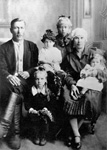 Август Иванович Выхма, его жена Анетта Ивановна, дочери (слева направо) Алида (сидит впереди), Алма, Эмилия, Герта (на руках у мамы). 1932 г