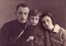 Роберт Абрамович Гарбарц, его жена Берта Израилевна и сын Карл