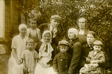 Фердинанд Карлович Климберг и его дочь Лехте (стоят слева), Хельми Вессарт с дочерью Майей на коленях (сидят справа) во дворе эстонской школы в Луге