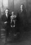 Пётр Георгиевич Лаврентьев, его дочь Нина и жена Мария Васильевна. 1931 г.