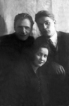 Константин Александрович Мант (стоит справа), его жена Ядвига Викторовна и один из его братьев