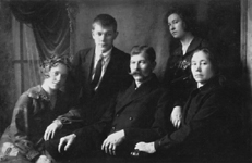 Карл Янович Пильман, его жена Елизавета Гансовна, невестка Нина (слева), сын Ганс и дочь Хильда