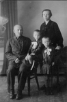 Степан Андреевич Семёнов, его жена Мария Николаевна, дочери Галина и Раиса