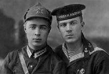 Александр Фёдорович Никонов (слева) с братом Николаем