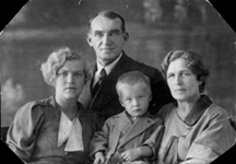 Михаил Николаевич Ставин, его дочь Таисия, внук Роберт и жена Анна Михайловна. Оренбург, 1937 г.