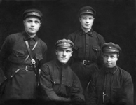 Михаил Арсентьевич Дорожкин (второй слева) с сослуживцами