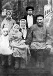Яким Николаевич Майков с женой Феодосией, сыном Алексеем (стоит), дочерми Верой 9стоит), Ниной (слева) и Валентиной (на руках у матери). 