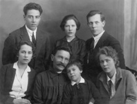 Иван Давидович Камалдин (стоит справа) в кругу семьи