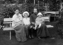 Священник Вячеслав Петрович Исполатов с женой Марией Михайловной и детьми