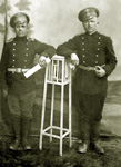 Алексей Моисеевич Моисеев (справа) с сослуживцем