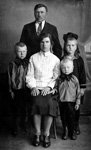 Михаил Иосифович Петюкевич, его жена Софья Петровна и дети: Виктор, Мария, Иосиф. 1930 г.
