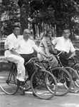 Александр, Николай, Антонина и Владимир Ёжиковы. Петергоф, 1931 г.