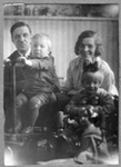 Евгений Мечиславович Пржиборовский, его жена Зоя Матвеевна, сын Вячеслав и дочь Наталия. Весна 1934 г.