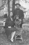 Иван Николаевич Кремнёв, его жена Надежда Исааковна и дочь Валентина