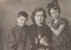 Лиза Щербова-Нефедович, тётя Лёля, соседская девочка Люда и Жучка. Ленинград, 1945