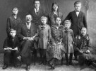 Яков Васильевич Осипов расстрелян 9 апреля 1938.
На фото – с женой и детьми.