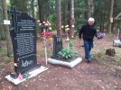 Василий Владимирович Павлюк (по происхождению Шатц) у памятника расстрелянным немцам