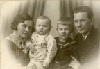 Антонина Васильевна Смирнова (1904–1984), Владимир Степанович Смирнов, их сыновья Валерий (1939–2018) и Борис. Ленинград, 1939