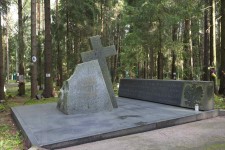 Левашовское мемориальное кладбище, памятник расстрелянным полякам (на реставрации с июля 1923)