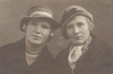 С мамой, сентябрь 1936