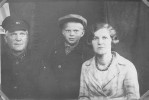 Семён Тимофеевич, Анастасия Андреевна и их сын Леонид. 1937
