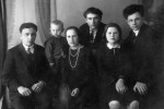 Семён Клементьевич Гинько расстрелян 3 ноября 1938.
На фото: слева, рядом его сын Геннадий, жена Ксения Михайловна и родственники