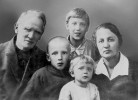 Эдуард Львович Брейтфус расстрелян 21 апреля 1938.
На фото также его жена Мария, дети Леокадия (во втором ряду), Георгий-Юрий и Мария