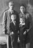 Карл Карлович Раба расстрелян 6 ноября 1938.  
Рядом на фото: его жена Эльвина Яновна, сыновья Карл и Артур