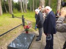 М. А. Федотов и В. П. Лукин у массового погребения в Медном