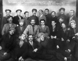 Правление артели «Трудассириец» совместно с группой лучших ударников производства. Ок. 1936 г.