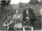 Фрида Набатова, её муж Константин Арро, сыновья  Эрик и Владимир. Лето 1940