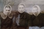 Клавдия Ивановна Макеева (в центре), её дочери  Валентина Михайловна и Мария Михайловна